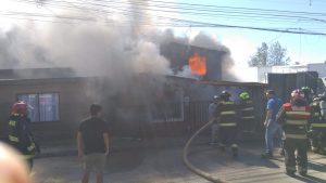 Dos viviendas afectadas y dos bomberos lesionados dejó incendio ocurrido en Valdivia