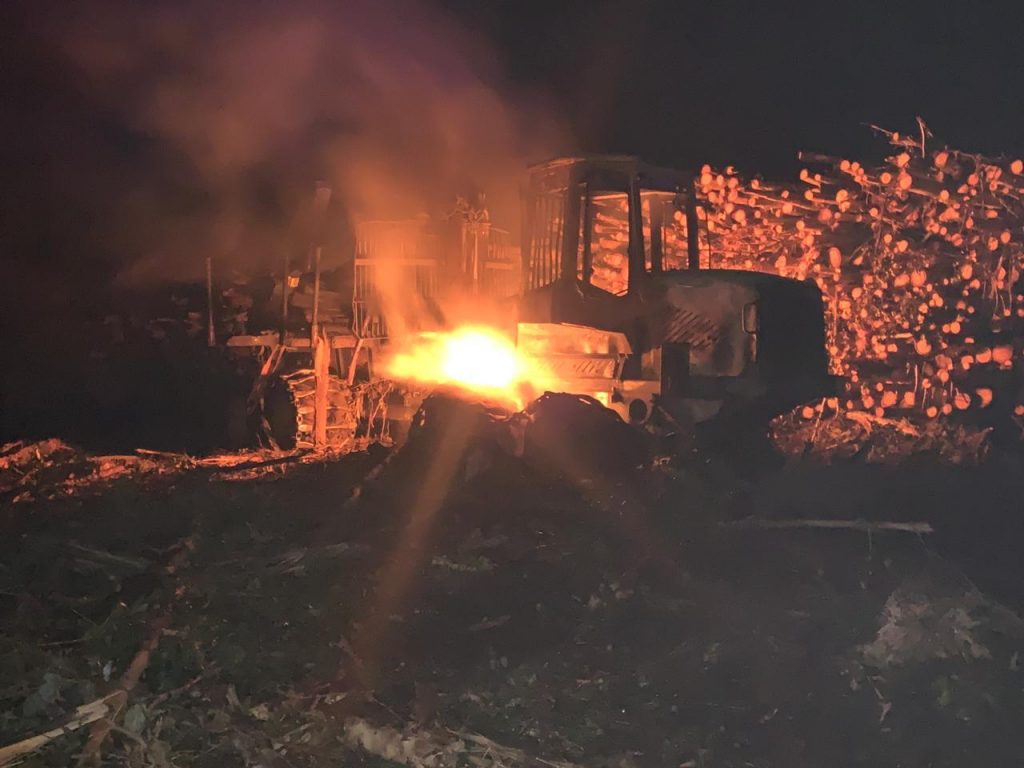 Los Ríos: Investigan ataque incendiario que afectó a cuatro maquinarias de empresa forestal