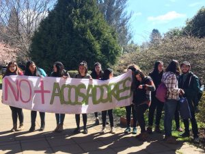 Salió arrancando: Feministas “funan” a docente de la UACH sancionado por acoso sexual tras ceremonia de aniversario