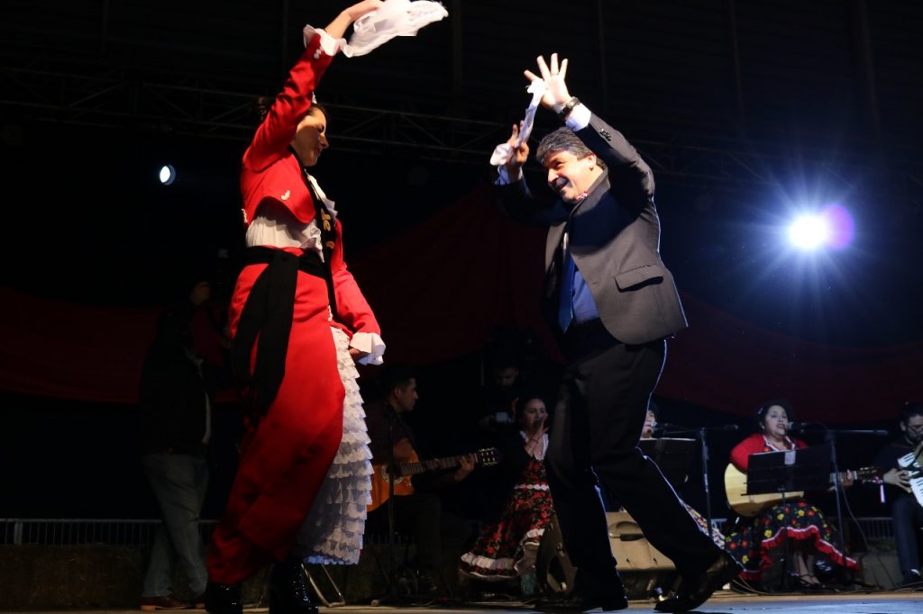 Autoridades bailaron el primer pie de cueca iniciando la celebración de Fiestas Patrias en Valdivia