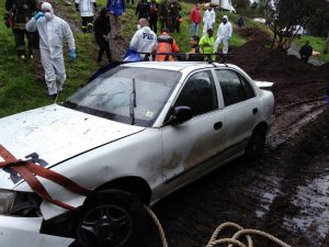 Rescatan el cuerpo de un hombre que fue hallado muerto y sumergido en su automóvil en Río Bueno