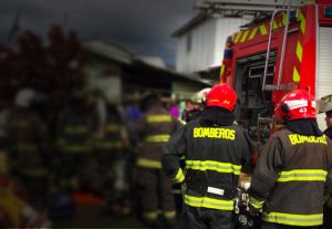 Incendio dejó con daños totales dos inmuebles en la población Pablo Neruda de Valdivia