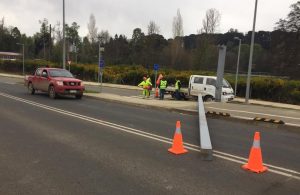 Buses intentaron pasar el puente Cau Cau y destruyeron pórtico de restricción