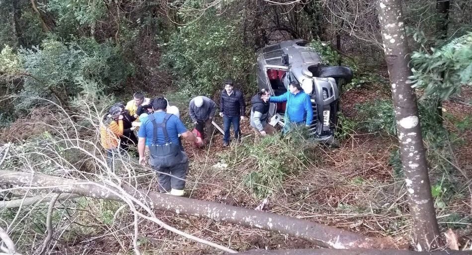 Al menos siete lesionados dejó choque en sector Torobayo de Valdivia: Un vehículo desbarrancó