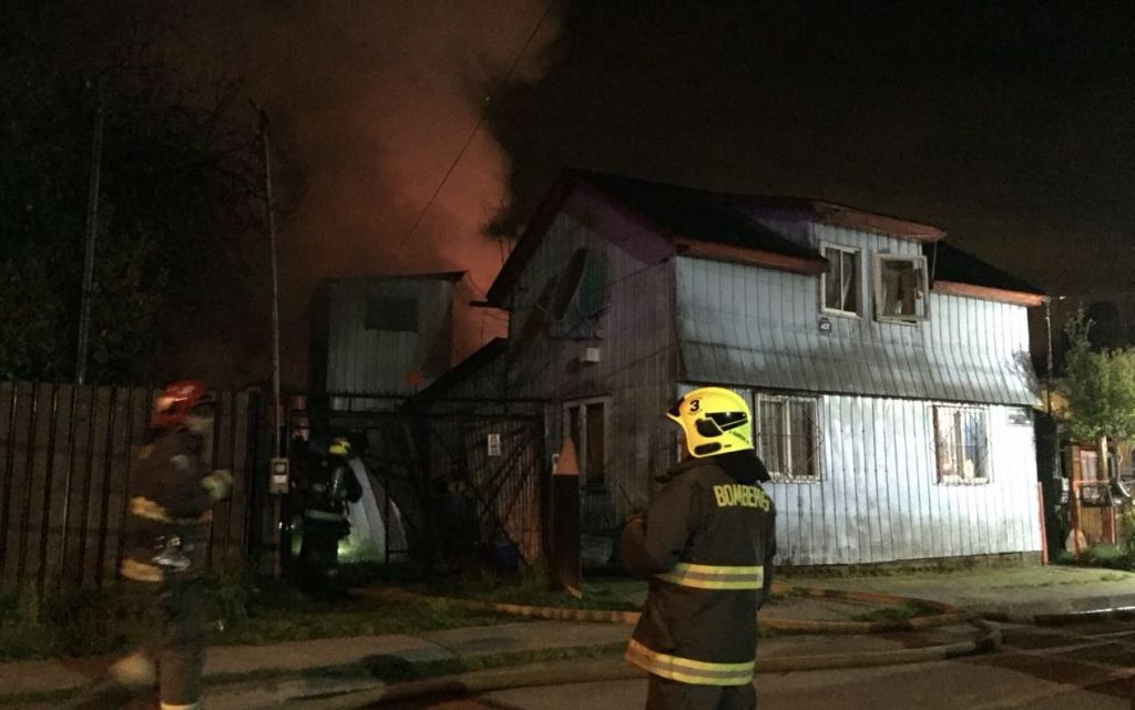 Incendio destruyó dos viviendas en el sector Barrios Bajos de Valdivia