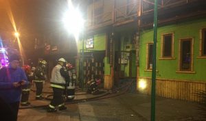 Incendio afectó conocido local nocturno del Barrio Esmeralda en Valdivia