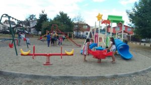 Instalarán estaciones de ejercicio y juegos infantiles en 13 sectores de Valdivia