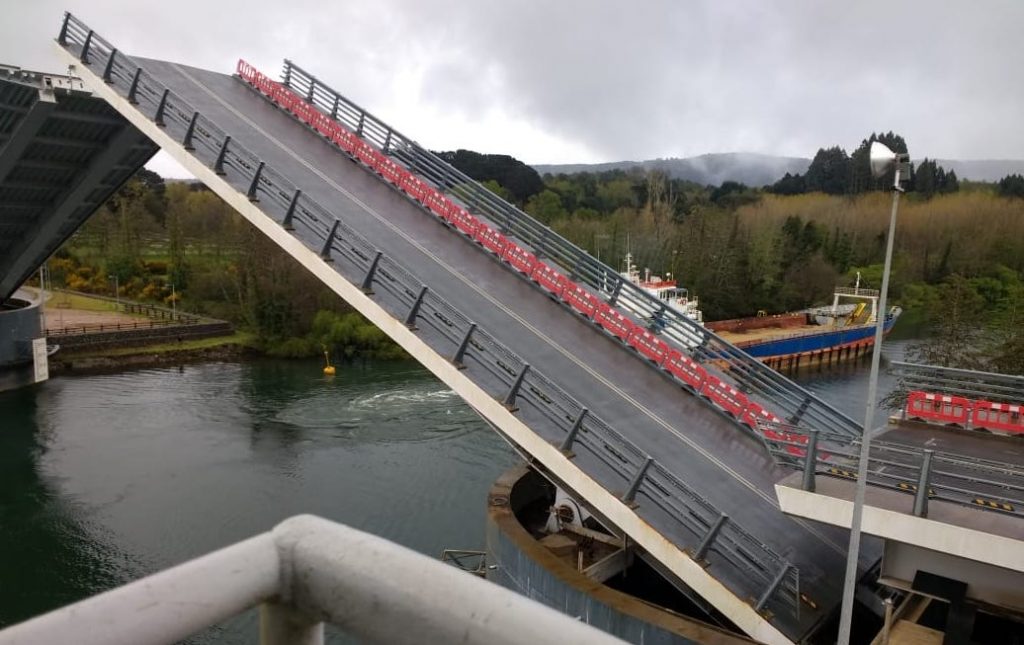 Puente Cau Cau concretó su segundo levante y pasó una de las embarcaciones previstas