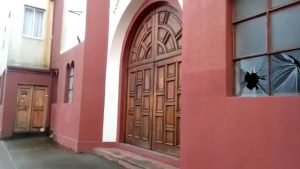 Desconocidos rompieron ventanales de la Parroquia Sagrado Corazón de Valdivia