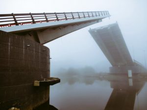 Con retraso en el paso de la embarcación se realizó el tercer basculamiento del puente Cau Cau