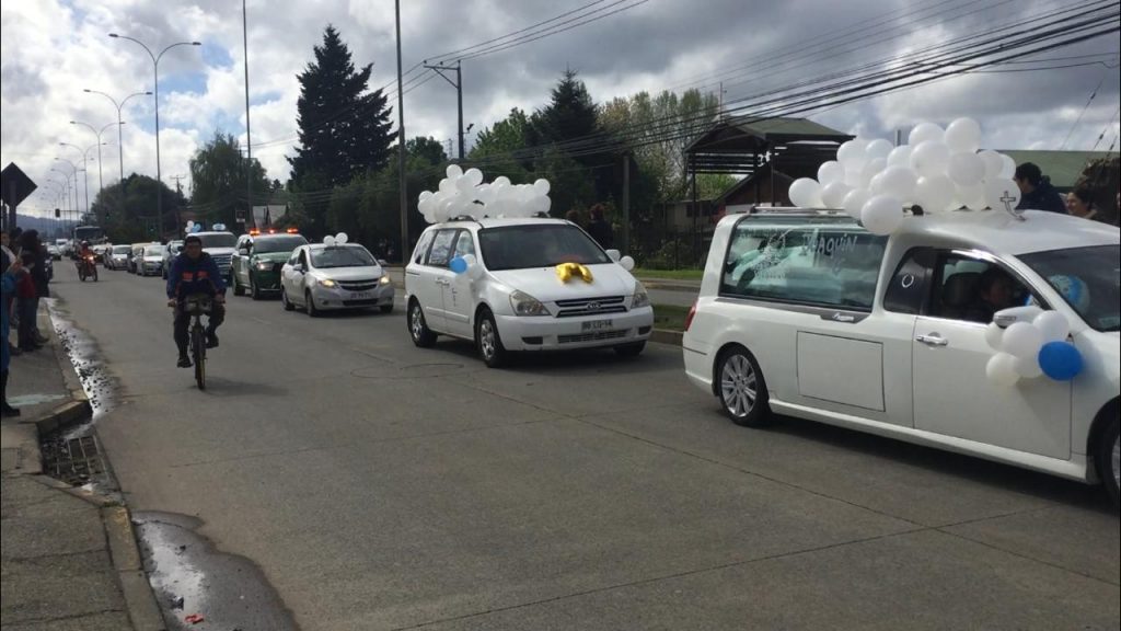 Más de dos mil personas acompañaron cortejo fúnebre de niños fallecidos en incendio en Valdivia