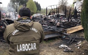 Totalmente destruida resultó vivienda tras incendio en Panguipulli