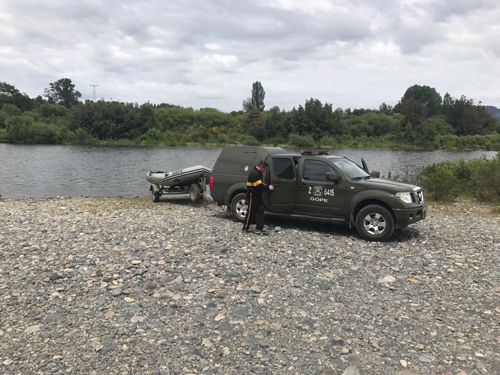 Realizan intensa búsqueda de hombre que cayó desde su embarcación al Río en Los Lagos