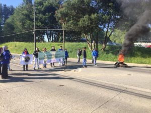 Con corte de ruta en la salida sur de Valdivia inició el cuarto día de paro de Gendarmería