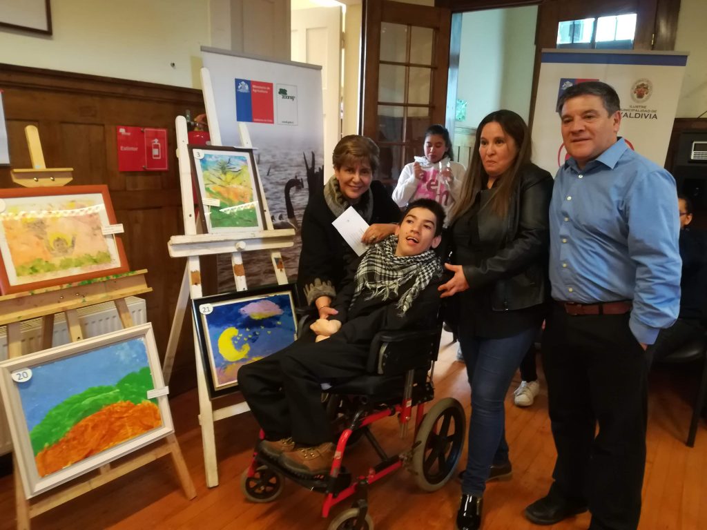 Hasta el viernes estará la exhibición "Pintando la vida", del estudiante de la Escuela Diferencial Walter Schmidt, Nicolás Mayor Aravena