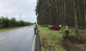 Vehículo volcó en la ruta a Futrono: El conductor se fugó y la copiloto resultó lesionada