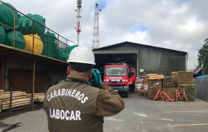 Un bombero resultó lesionado en incendio que afectó a ferretería en La Unión