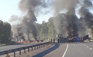 Comunidades mapuche se manifestaron bloqueando la Ruta 5 Sur en Máfil