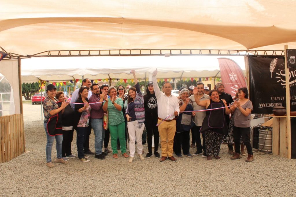 Los Lagos realiza feria costumbrista con variados exponentes gastronómicos de la ciudad