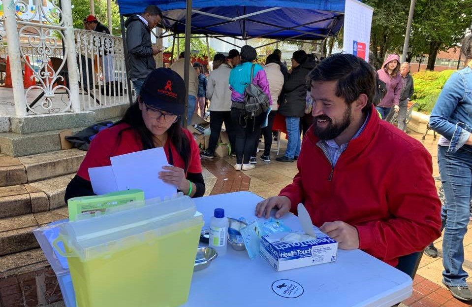 Más de 100 test rápido de VIH se realizaron en el inicio de la campaña para su pesquisa en Valdivia