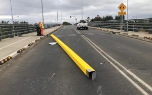 Conductor de camión sin licencia chocó pórtico del puente Cau Cau e intentó arrancar