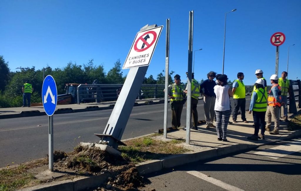 MOP presentará acción judicial contra conductor de camión que derribó pórtico del puente Cau Cau