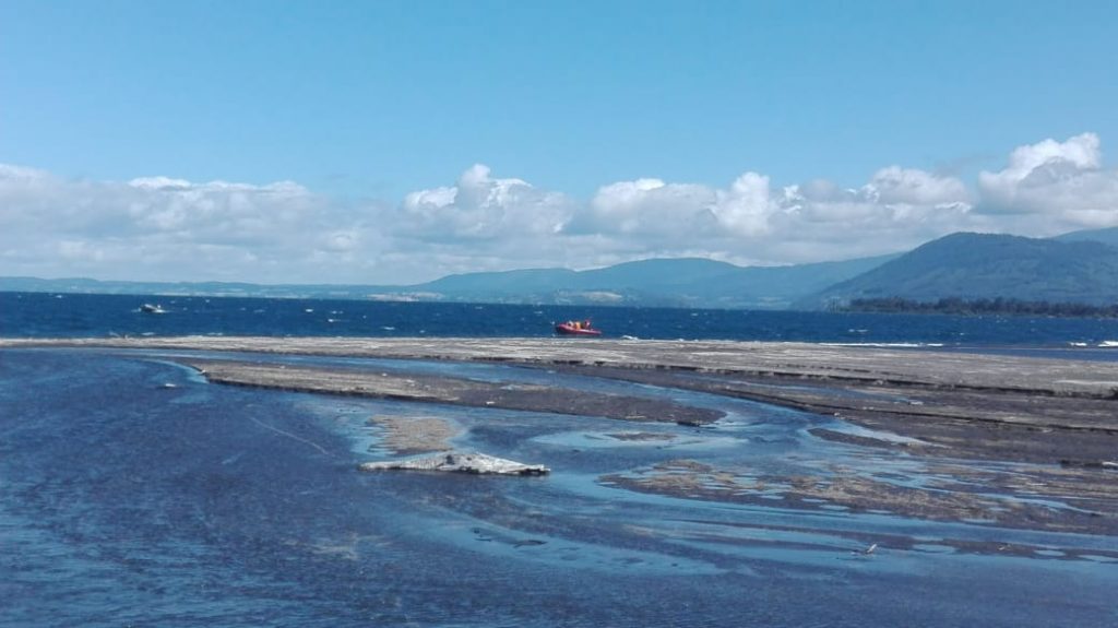 Indagan muerte de mamá e hijo de seis años que habrían caído a bordo de auto al lago Maihue en Futrono