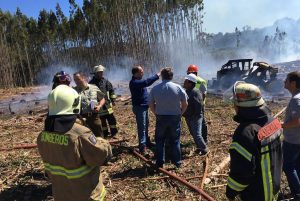 Investigan incendio de maquinaria que se extendió a desechos forestales en Catamutún