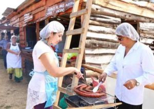 Con una amplia oferta gastronómica Los Guindos y Chancoyán inauguraron hoy sus ferias costumbristas