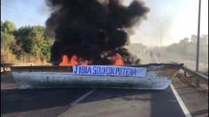 Pescadores artesanales cortaron Ruta 5 Sur en Mariquina por conflicto de la jibia