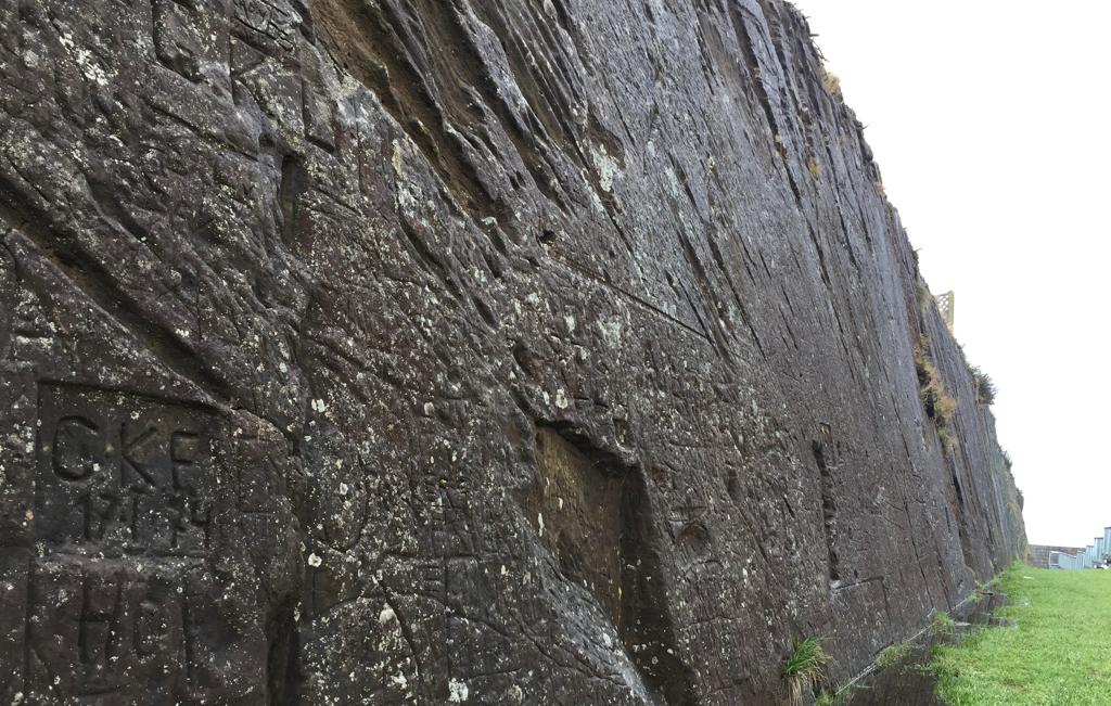 Detienen a turista argentino por rayar su nombre en el Fuerte de Niebla