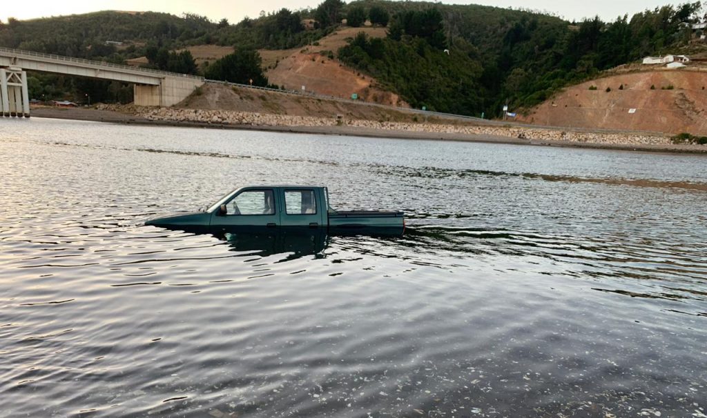 Hombre murió tras volcar una camioneta a la desembocadura de río en Mehuín