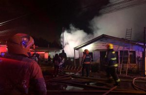 Incendio destruyó una casa y dañó otra en el sector Beneficencia de Valdivia