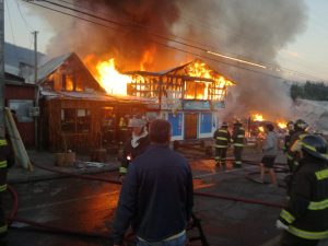 Coordinan apoyo a damnificados por incendio que arrasó varios inmuebles en el centro de Coñaripe