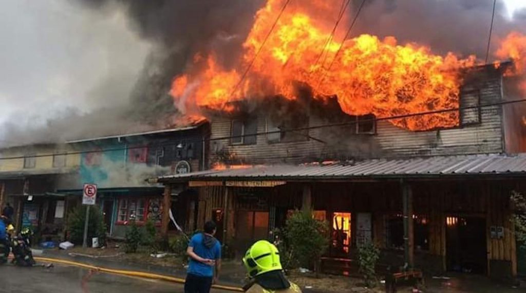 Ocho inmuebles fueron destruidos por incendio en el centro de Panguipulli