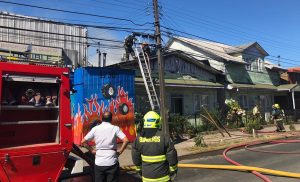 Incendio dejó importantes daños en una vivienda en avenida Picarte en Valdivia