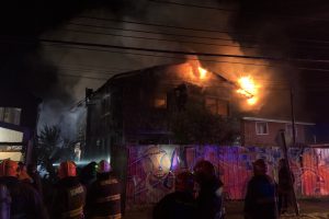 Incendio destruyó una vivienda de dos pisos en Valdivia