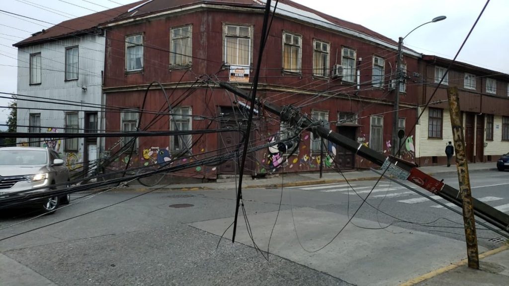 Camión quebró dos postes en el centro de Valdivia que provocó corte de electricidad