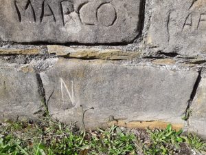 Detienen a ciudadana brasileña que realizó rayas en el Monumento Nacional Castillo de Niebla