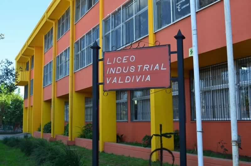 Profesor habría sido agredido por estudiantes del Liceo Industrial que protestaron por falta de insumos