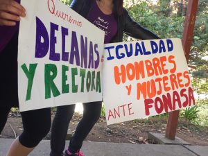 Estudiantes, docentes y académicas de la UACh marcharon en el Campus Teja en el Día de la Mujer