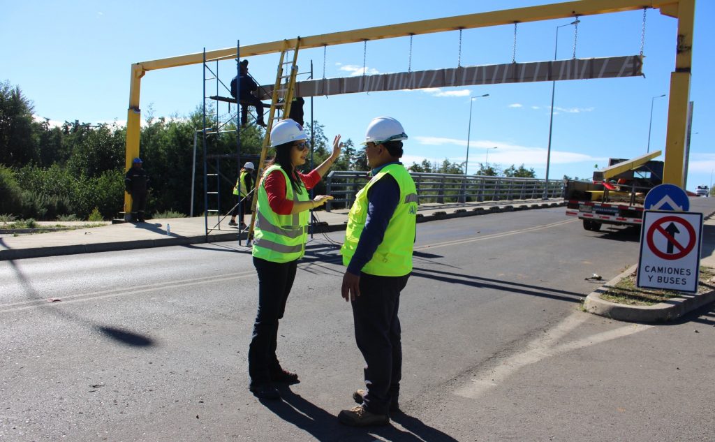 Complicada jornada de trabajos en el puente Cau Cau dejó por casi doce horas el tránsito suspendido 