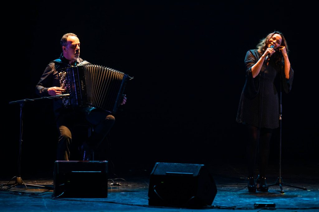 Espectáculo musical francés “La Vie en Vrac” se presentará de forma inédita en dos comunas de Los Ríos