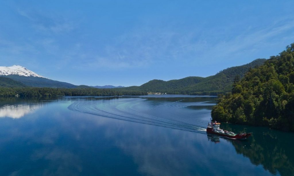 Armada suspende zarpe de la Barcaza Hua-Hum tras detectar vertimiento de agua contaminada al lago