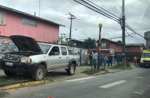 Transeúntes retuvieron a conductor ebrio que protagonizó accidente con microbús en Valdivia