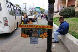 Biblioparaderos, la iniciativa que busca acercar la lectura en Valdivia