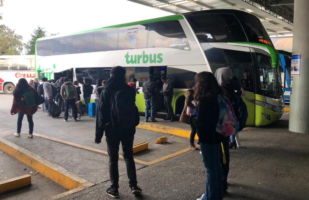 Importante flujo de personas y pasajes agotados marcan inicio de fin de semana largo en Los Ríos