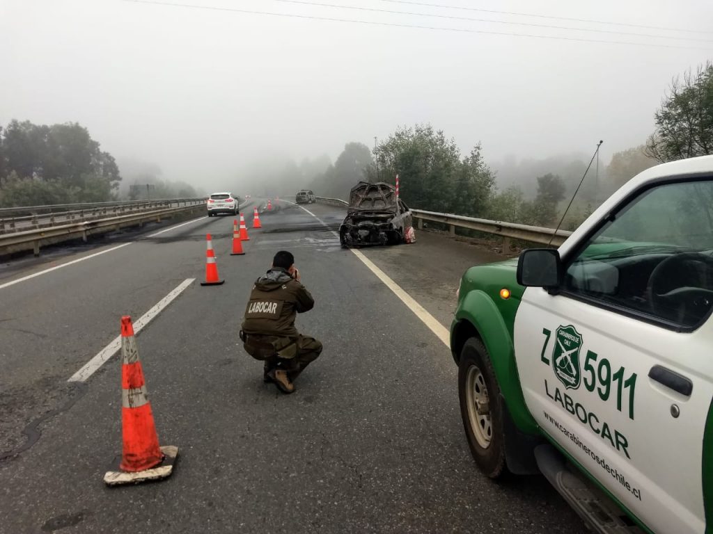 Gobierno se querellará por violento asalto al peaje de Lanco que terminó con cuatro autos quemados