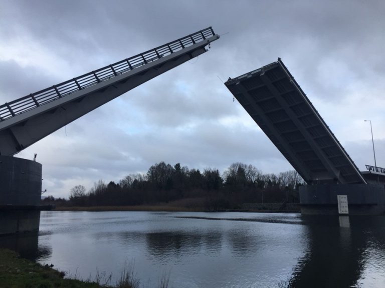 Cuatro horas estuvo suspendido el tránsito en el Puente Cau Cau por nueva apertura programada