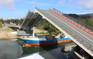 Suspenden apertura del puente Cau Cau por condiciones de viento y la reprograman para el martes